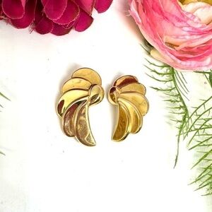 VINTAGE⚜️RARE MONET Scalloped Golden Clip Earrings